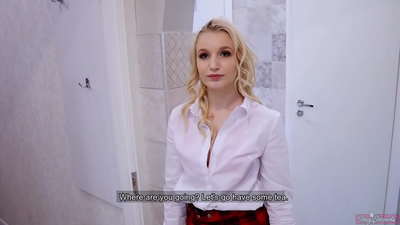 Junges College-Mädchen betrügt ihren Freund mit seinem Freund | POV und Sperma in ihrer Muschi!