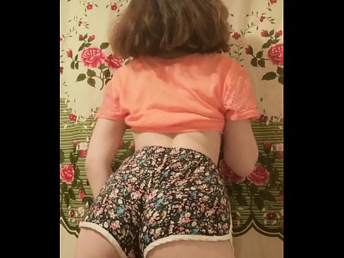 ❤️ Sexy junges Babe zieht ihre Shorts vor der Kamera aus ☑ Porno bei uns