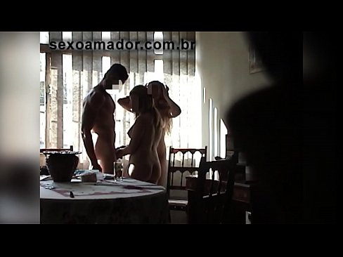 ❤️ Sex-Freunde laden einen riesigen Mann und einen Dreier mit ihm ein ☑ Porno bei uns