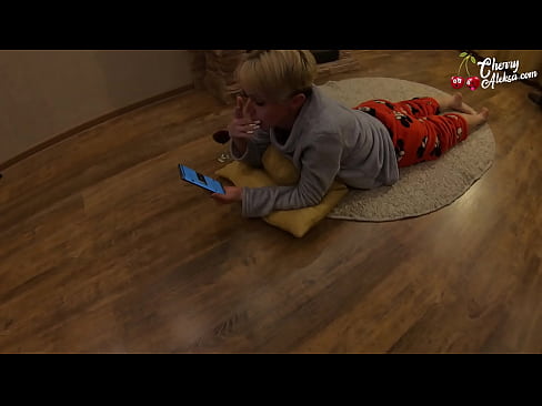 ❤️ Verrückte Blondine lutscht riesigen Schwanz und hüpft darauf herum - Analsex ☑ Porno bei uns