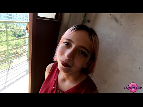 ❤️ Studentin saugt einen Fremden im Outback - Sperma auf seinem Gesicht ☑ Porno bei uns